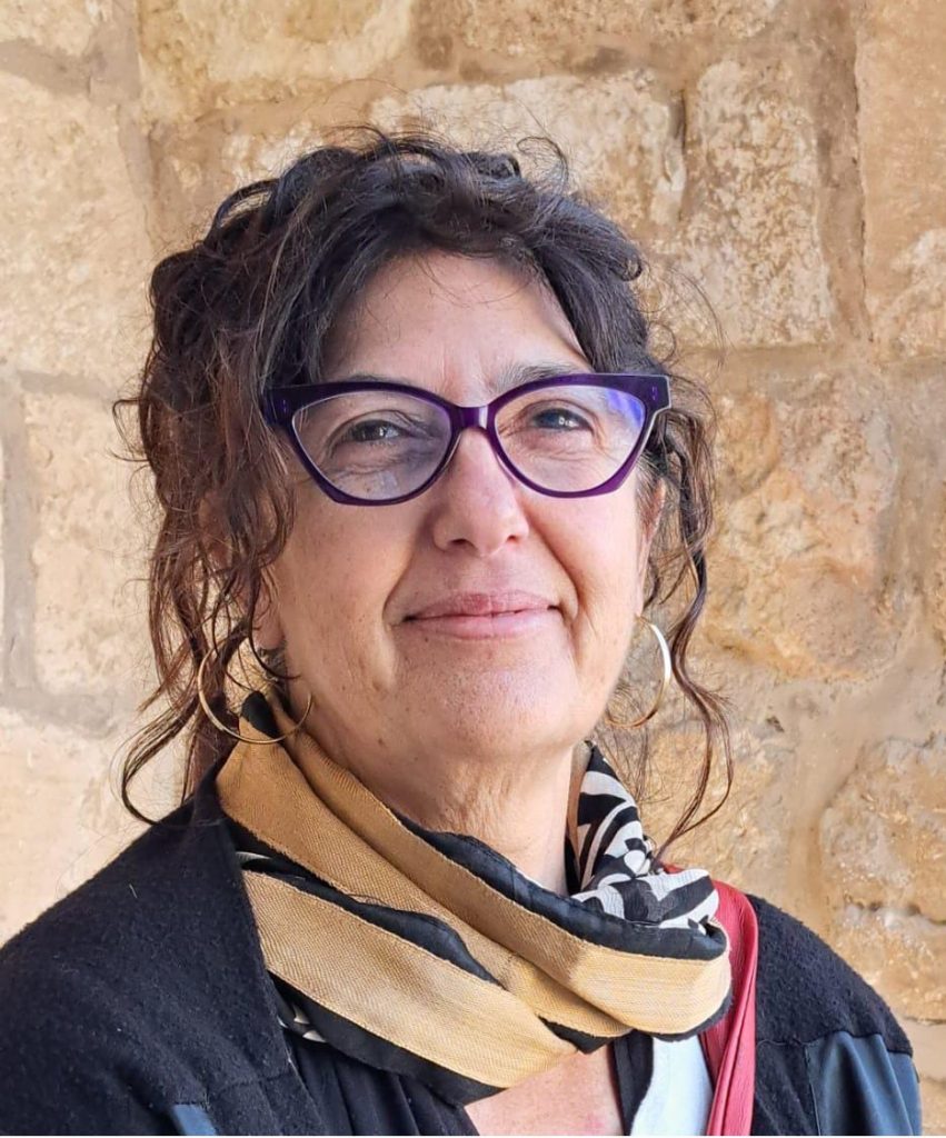 ד"ר אופירה הוניג מרצה בחוג לתואר שני בטיפול באומנות במכללה האקדמית הרצוג