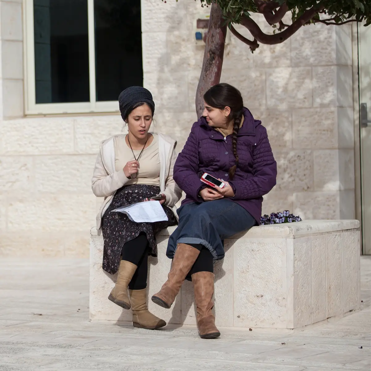 סטודנטיות לתואר ראשון לומדות בקמפוס מגדל עוז של המכללה האקדמית הרצוג