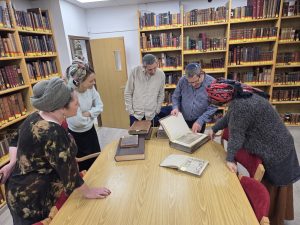 מנחי רשת אמית בביקור בספרית מכללת הרצוג הענפה