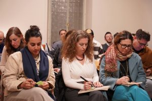 קהל בסדנת כתיבה עתר כ"א